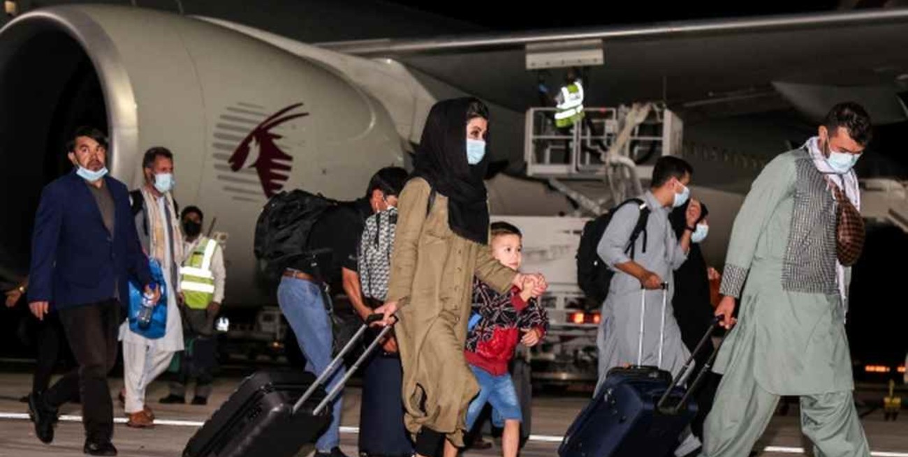 Más de un centenar de personas fueron evacuadas en el primer vuelo tras la retirada de Estados Unidos  