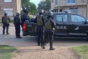 El Litoral El momento en que los agentes concretan la captura de uno de los sospechosos en Villa Hipódromo.