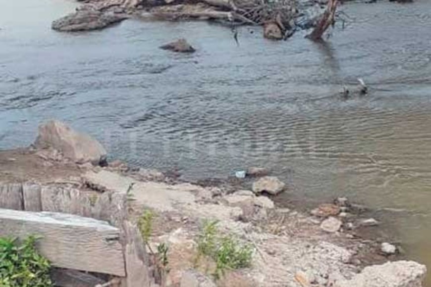 ELLITORAL_341474 | Gentileza Cooperativa de Agua Potable y Otros Servicios de la Ciudad de Tostado. Los canales de riego para actividades agropecuarias están cargados en Santiago del Estero, y el verde de las malezas puebla sus bordes. En cambio, el río Salado que se deja pasar a Santa Fe se ha convertido en un pequeño curso que ya muestra islotes.