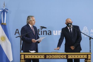 ELLITORAL_374022 |  ESTEBAN COLLAZO zzzznacp2NOTICIAS ARGENTINAS BAIRES, MAYO 3: El presidente Alberto FernÃ¡ndez tomÃ³ este mediodÃ­a, en la Casa Rosada, juramento como nuevo ministro de Transporte a Alexis Guerrera, quien venÃ­a desempeÃ±Ã¡ndose como titular de Trenes Argentinos Infraestructura, en reemplazo del recientemente fallecido Mario Meoni. Foto NA: ESTEBAN COLLAZO/PRESIDENCIAzzzz