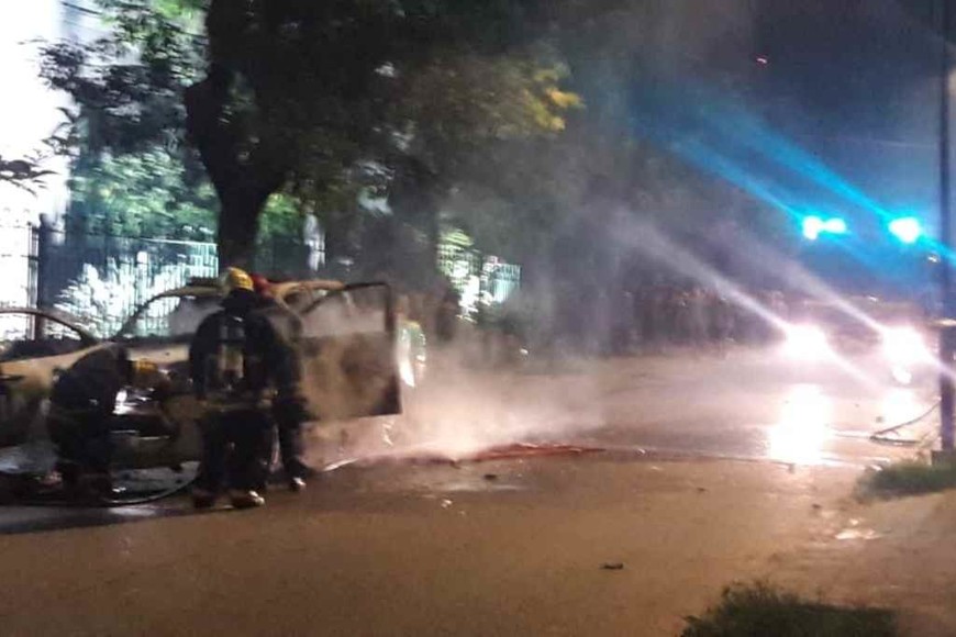 ELLITORAL_355129 |  Redes sociales Un móvil policial fue incendiado durante la protesta.