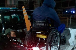 El Litoral El momento en que personal policial traslada a los malvivientes.