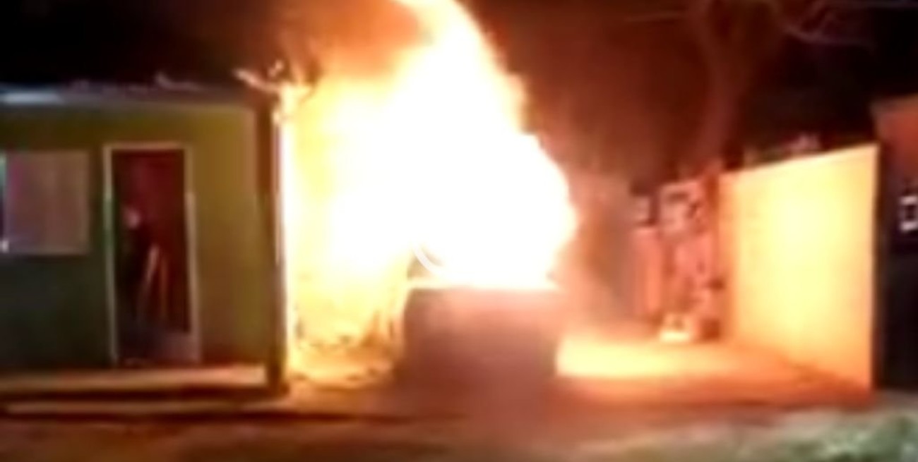 Video: incendiaron el auto de un denunciado por abuso sexual en Entre Rios
