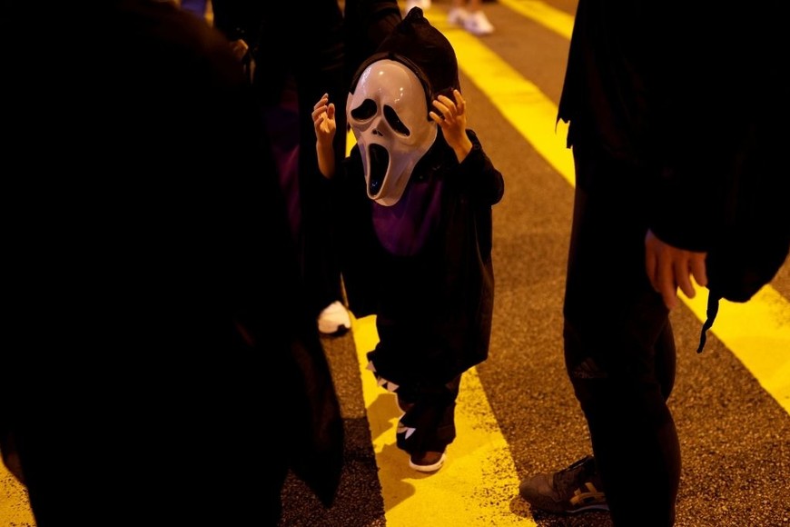 ELLITORAL_414534 |  Reuters Una niña lleva una máscara celebrando Halloween, en Hong Kong