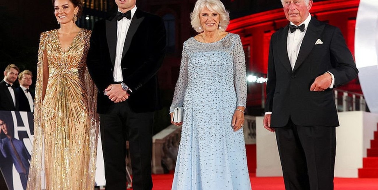 Sin la reina, la familia real británica asistió al estreno de la nueva película de James Bond