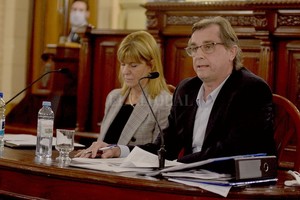 Guillermo Di Salvatore El ministro de Desarrollo Social Danilo Capitani llegó a las 10.30 y se retiró de la Legislatura pasadas las 16.30. La mayor parte de ese tiempo expuso lineamientos conceptuales generales de su gestión pero en ciertos momentos tuvo dificultades para enfrentar las acusaciones puntuales de la oposición radical.