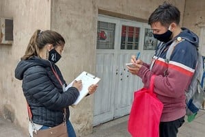 ELLITORAL_406582 |  Gentileza Alumnos de UNL que colaboran con el proyecto en el trabajo territorial, repartiendo los folletos explicativos en los domicilios que fueron seleccionados para el estudio.
