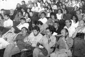 ELLITORAL_427988 |   1988. En la primera fila del cine Chaplin, de izquierda a derecha, están: Susana Piazzessi, Rogelio Alaniz, Juan Neme, Fernando Bonfanti y Darío Macor. Susana y Darío ya no están, pero en esa foto están tan vivos, tan ellos mismos.