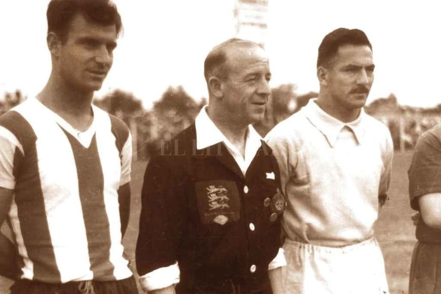 ELLITORAL_337446 | Archivo El Litoral El inglés Hartley junto a Brattina, capitán de Unión y Tenuta, arquero y capitán de Colón, antes de la realización de un clásico.