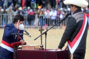 Picture Alliance Pedro Castillo le toma juramento a Guido Bellido