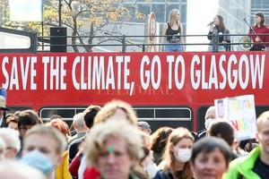 ELLITORAL_419929 |  Archivo El Litoral Lo único que se afianzó en estos tiempos es el fabuloso turismo verde en torno a las cumbres. Se calcula que asistieron decenas de miles de personas, a un costo de miles de millones de euros, con jet privados que contaminaron los cielos británicos.