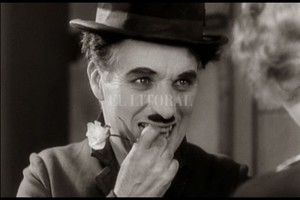 ELLITORAL_419226 |  United Artist En la que está considerada una de sus obras más logradas, el vagabundo que encarna Chaplin quiere ayudar a una pobre florista ciega.