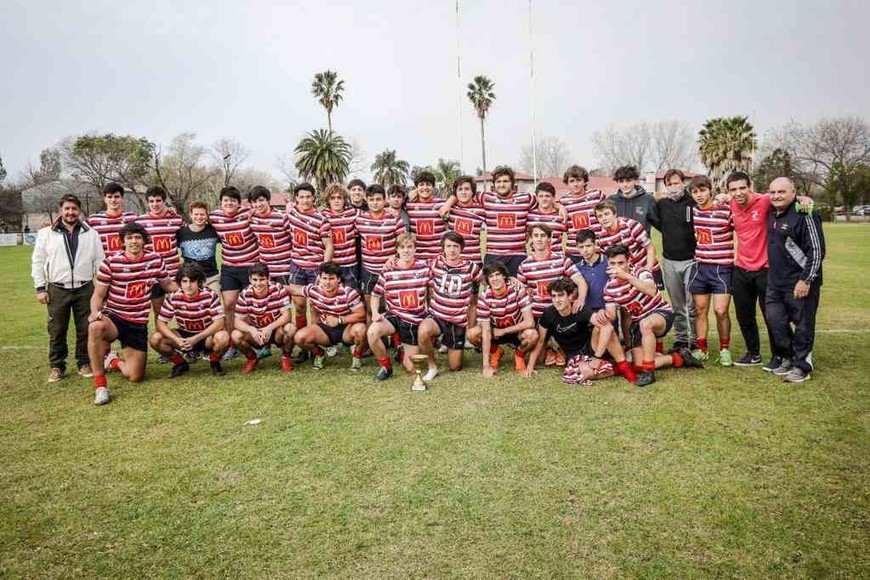 ELLITORAL_399660 |  Gentileza Rugby Click/Franco Perego Los Menores de 17 años de Santa fe Rugby Club que lograron el título de la división, tras ganarle a CRAI en la final.