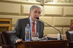 ELLITORAL_389342 |  Gentileza Prensa Senado. Joaquín Gramajo dejó entrever que un fallo de Cámara que cuestiona la Constitución de Santa Fe puede generar escenarios institucionales impensados y hasta eventualmente usarse como un atajo para la reelección del cargo de gobernador.