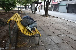 ELLITORAL_384719 |  Guillermo Di Salvatore En la calle. Las personas que no tienen donde refugiarse del frío precisan la ayuda de toda la sociedad.