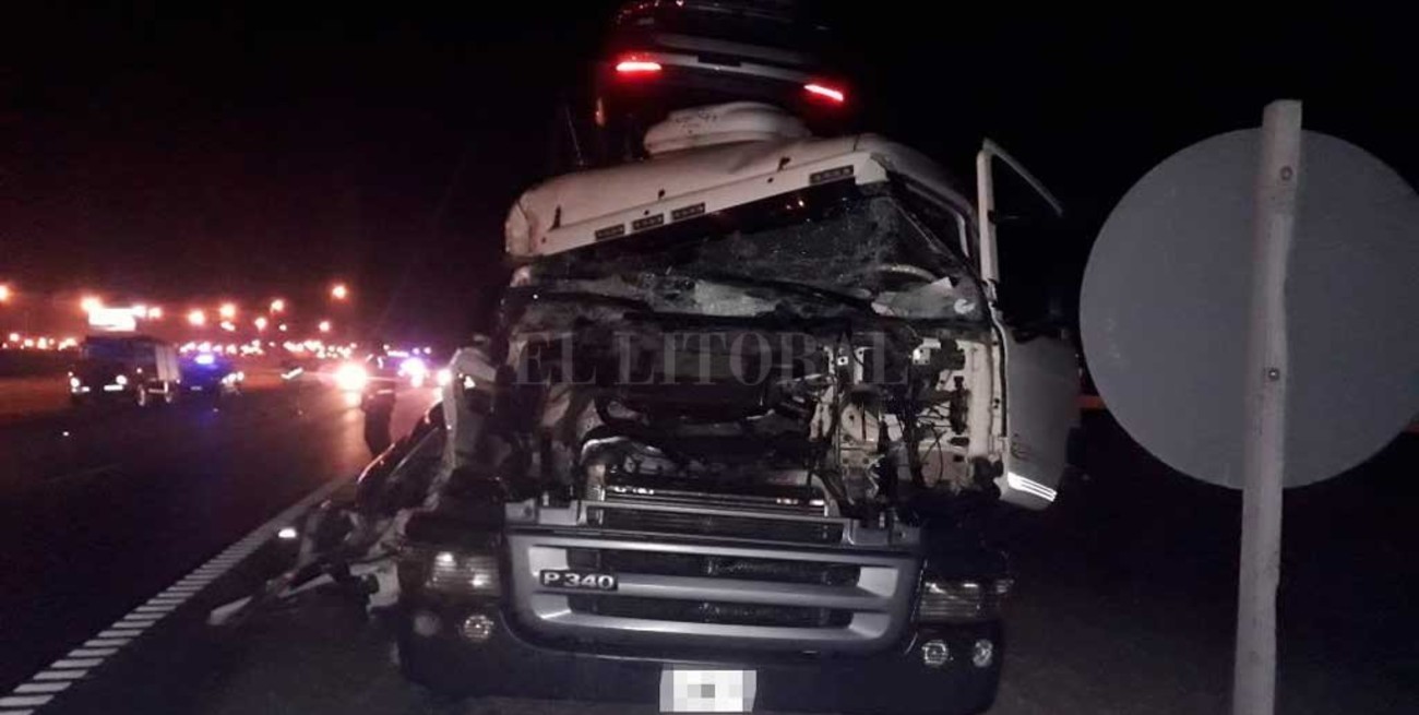Fuerte choque entre dos camiones en la autopista Rosario - Buenos Aires