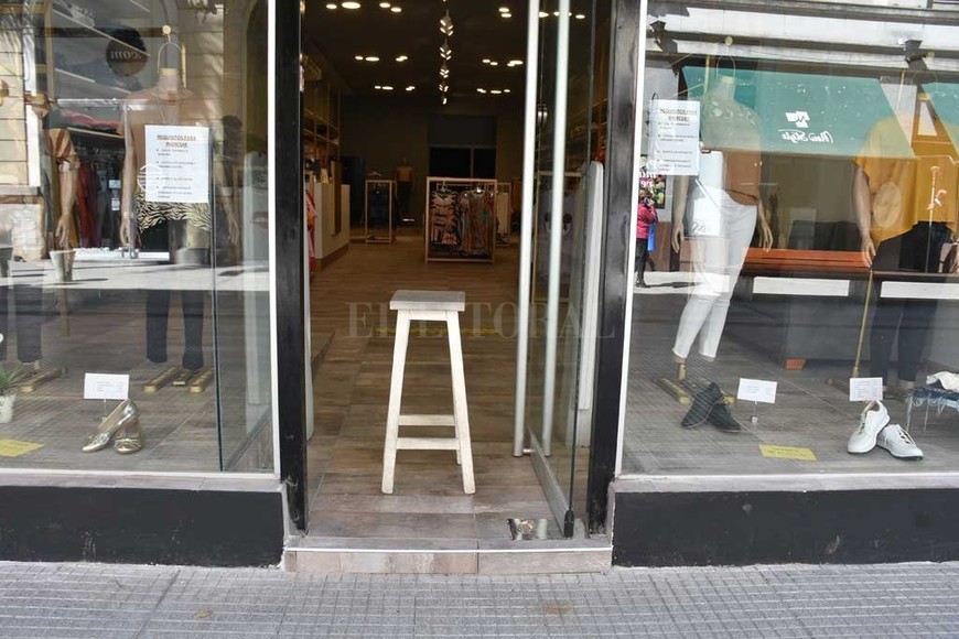 ELLITORAL_325825 |  Guillermo Di Salvatore Desde la puerta. Los negocios abiertos no permiten el ingreso a los locales.
