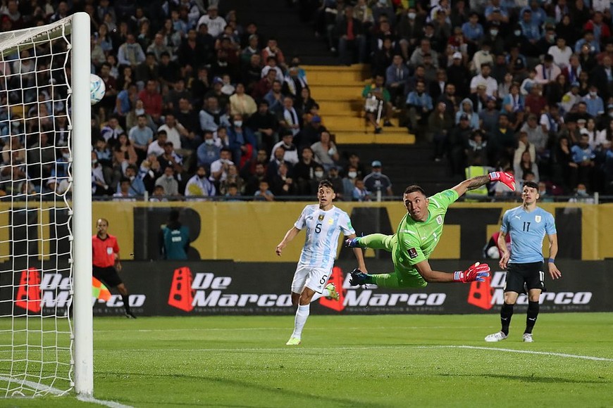 ELLITORAL_417616 |  Reuters Soccer Football - World Cup - South American Qualifiers - Uruguay v Argentina - Estadio Campeon del Siglo, Montevideo, Uruguay - November 12, 2021 Argentina's Angel Di Maria (not pictured) scores their first goal Pool via REUTERS/Raul Martinez