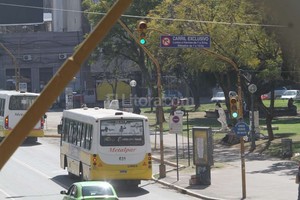 Archivo El Litoral / Mauricio Garín Corral mira la realidad desde un lugar parcial. No escucha a los comerciantes ni vecinos de esa avenida , criticó un edil opositor. Nada cambiará en los horarios del carril exclusivo de Rivadavia.