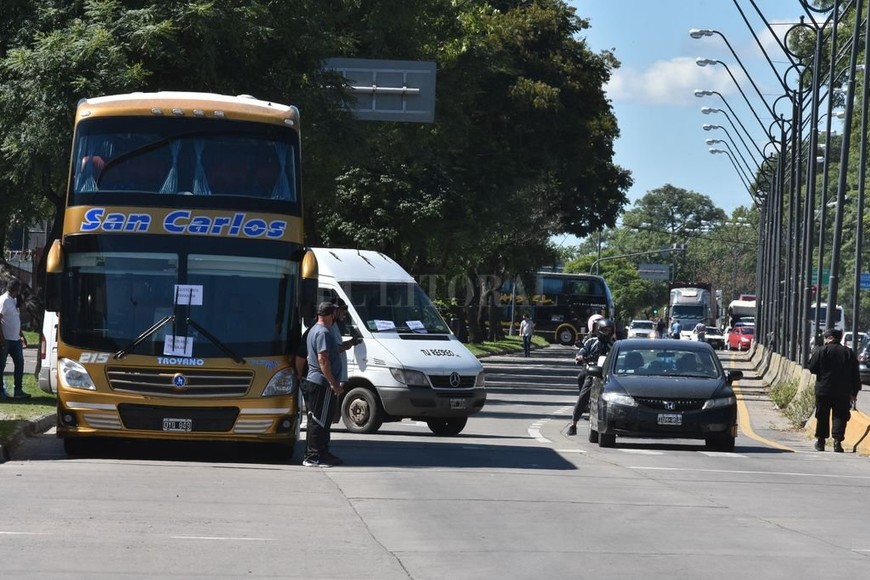 ELLITORAL_369362 |  Mauricio Garín Hubo momentos tensos entre transportistas, inspectores y conductores, sobre la Av. Alem.
