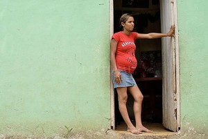 Archivo La maternidad es causa de abandono escolar. Y el abandono escolar está en la base de problemas importantes que terminan afectando a todos en la ciudad, y no sólo a quienes dejaron de estudiar.