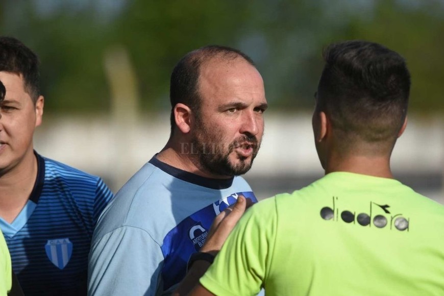 ELLITORAL_409624 |  Luis Cetraro El entrenador visitante, Cristian Giupponi, terminó expulsado en un encuentro donde sobraron las discusiones.