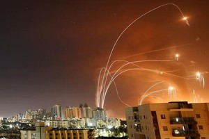 ELLITORAL_438264 |  Reuters El sistema israelí antimisiles  Dome  intercepta cohetes lanzados desde la Franja de Gaza el 12 de mayo de 2021