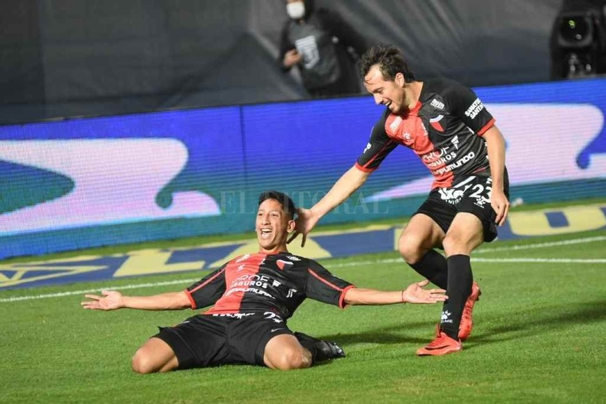 ELLITORAL_381314 | Pablo Aguirre Se lo merecía. Rodrigo Aliendro jugó un torneo bárbaro. Formó un tándem fundamental con Lértora en la mitad de la cancha. Anoche, con el primer gol, a los 13 minutos del segundo tiempo, coronó su gran actuación.