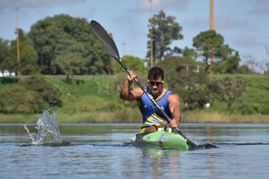 ELLITORAL_375997 |  Flavio Raina Rubén entrenando en el lago del Parque Sur.