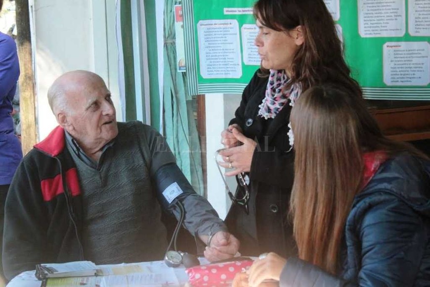 ELLITORAL_179912 |  Gentileza Municipalidad Santo Tomé Prevención. En el marco de esta iniciativa, el municipio lleva adelante controles de presión arterial y charlas de concientización sobre las denominadas  enfermedades silenciosas , como la hipertensión arterial.