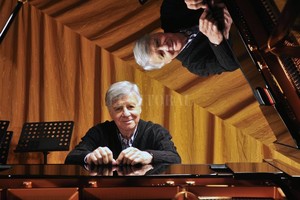 Télam A partir de su primera grabación en el año 1976, comenzó a actuar con formaciones instrumentales, pero a lo largo de su carrera se presentó en diversos escenarios argentinos y del exterior.