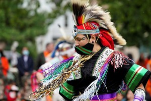 ELLITORAL_407780 |  Reuters Nanook Gordon, de Inuvik, baila mientras usa ropa de baile de hierba durante el primer Día Nacional de la Verdad y la Reconciliación de Canadá, en honor a los niños perdidos y sobrevivientes de las escuelas residenciales indígenas, sus familias y comunidades, en Toronto, Ontario, Canadá el 30 de septiembre de 2021.