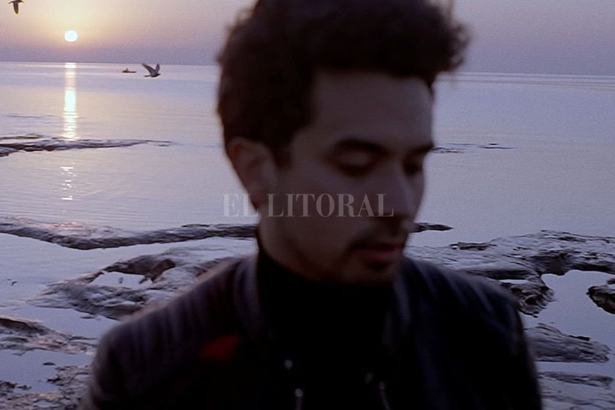 ELLITORAL_429337 |  Gentileza producción Para este tercer videoclip nos pareció que estaba bueno que mi personaje este solo, porque eso ya era distinto, generando un clima más introspectivo donde lo más importante es la transición que hace el personaje de la oscuridad hacia la luz , cuenta.