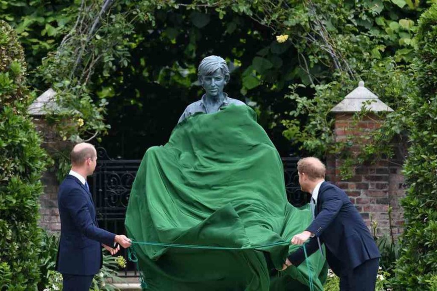 ELLITORAL_387304 |  Gentileza William y Harryhan inaugurado una estatua en su honor en el \´Sunken Garden\´, los jardines del Palacio de Kensington en Londres.