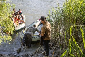 dpa 01/01/1970 Migrantes cruzan el Río Grande. SOCIEDAD KRIS GROGAN / ZUMA PRESS / CONTACTOPHOTO