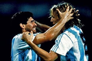 ELLITORAL_339961 |  Bob Thomas 1990 World Cup Finals, Naples, Italy, 18th June, 1990, Argentina 1 v Romania 1, Argentina's Claudio Caniggia celebrates with an emotional Diego Maradona  (Photo by Bob Thomas/Getty Images)