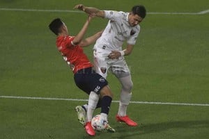 NA Facundo Garcés se queda con la pelota durante el partido del sábado pasado en Avellaneda. Es un jugador que ha entrado en el bajón del resto de sus compañeros en los últimos partidos.