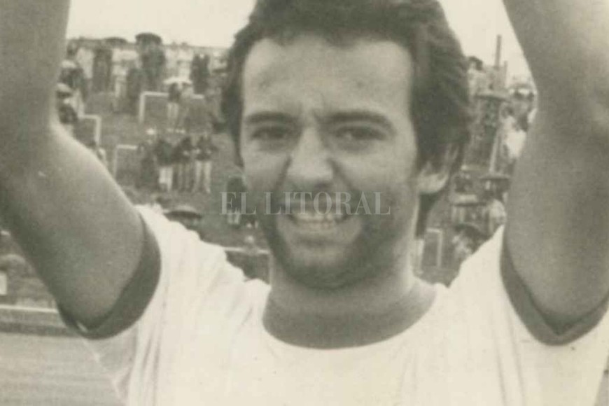 ELLITORAL_420860 |  El Litoral Una foto de los ´70, en la cancha de Unión, cuando defendía la camiseta del Tate. Jugó en el ´76 y el ´77, a veces de delantero y otras de volante. No pasó desapercibido.