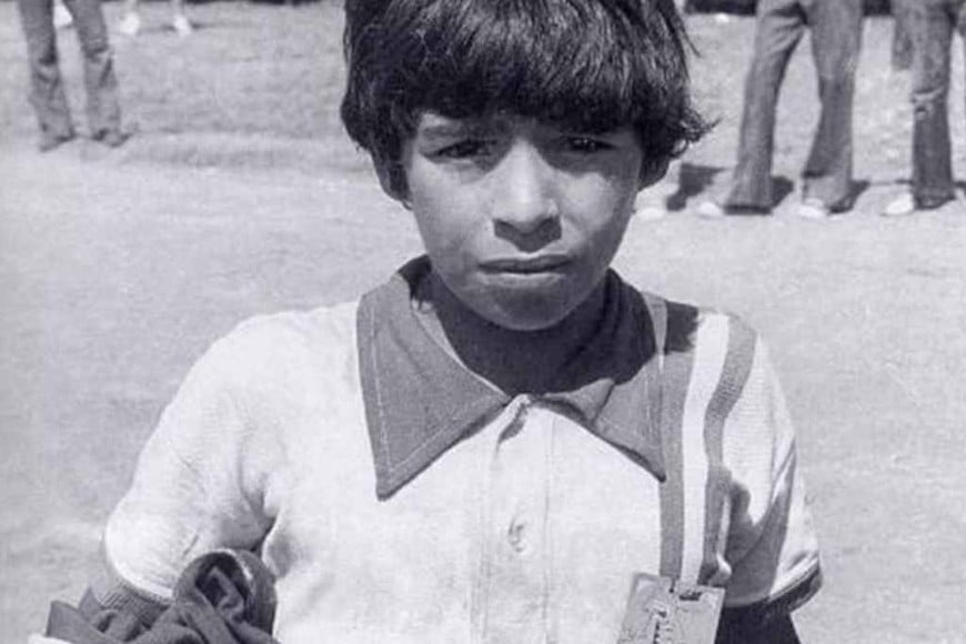 ELLITORAL_334368 |  Archivo El  Cebollita . A los 10 años,  Pelusa  era la figura del equipo que Argentinos Juniors armó para jugar los Campeonatos Evita.