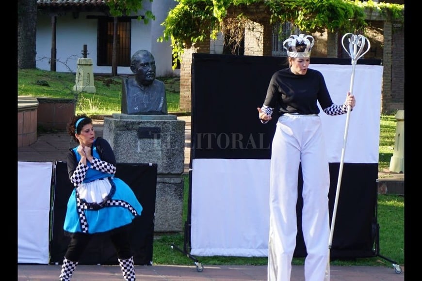 ELLITORAL_412163 |  Gentileza producción Las aventuras de Alicia llegan al teatro callejero con una propuesta que fusiona humor y fantasía, máscaras, zancos y música en vivo.