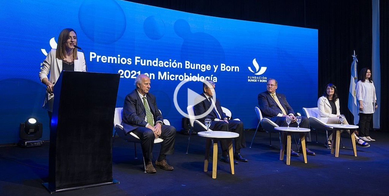 El investigador Diego de Mendoza recibió el premio de la Fundación Bunge y Born