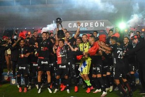 ELLITORAL_427435 |  Pablo Aguirre La postal para todos los tiempos: el  Pulga  Rodríguez levanta la Copa y todo Colón grita  ¡campeón!  por primera vez en su historia.