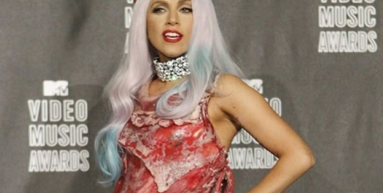 Lady Gaga volvió a usar su vestido "de carne" para pedir votar por Joe Biden