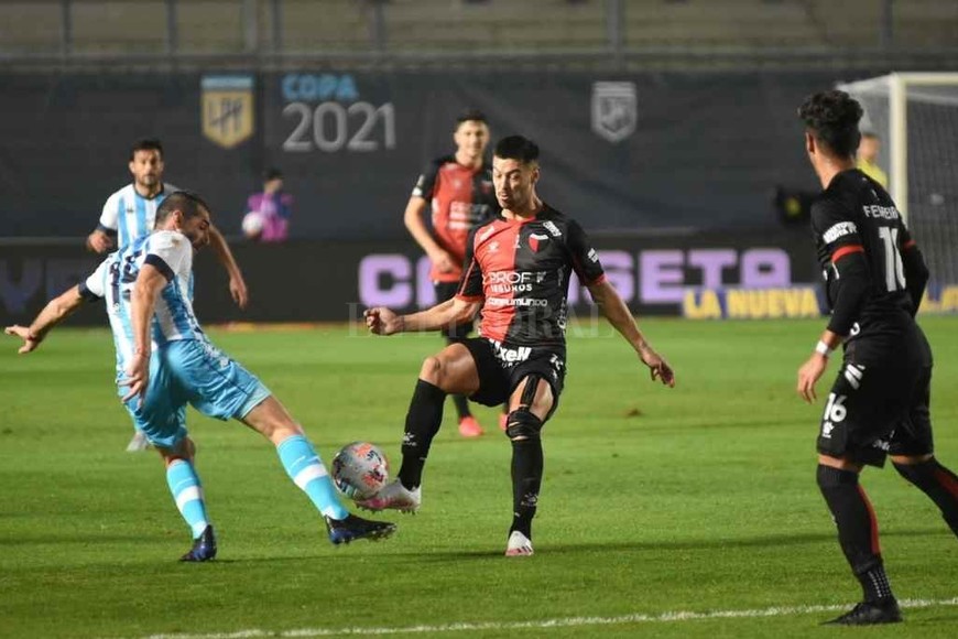 ELLITORAL_381313 | Pablo Aguirre El capataz del medio. Federico Lértora fue anoche contra Racing lo que fue durante todo el campeonato: la regularidad en la mitad de la cancha. Su trabajo no se nota tanto, pero es muy importante para la última línea sabalera.