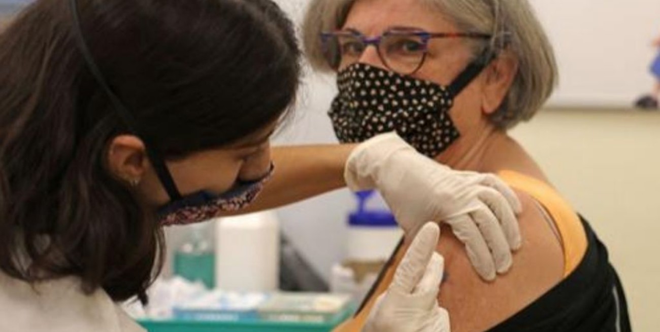 Israel comienza a vacunar con tercera dosis a los mayores de 40 años