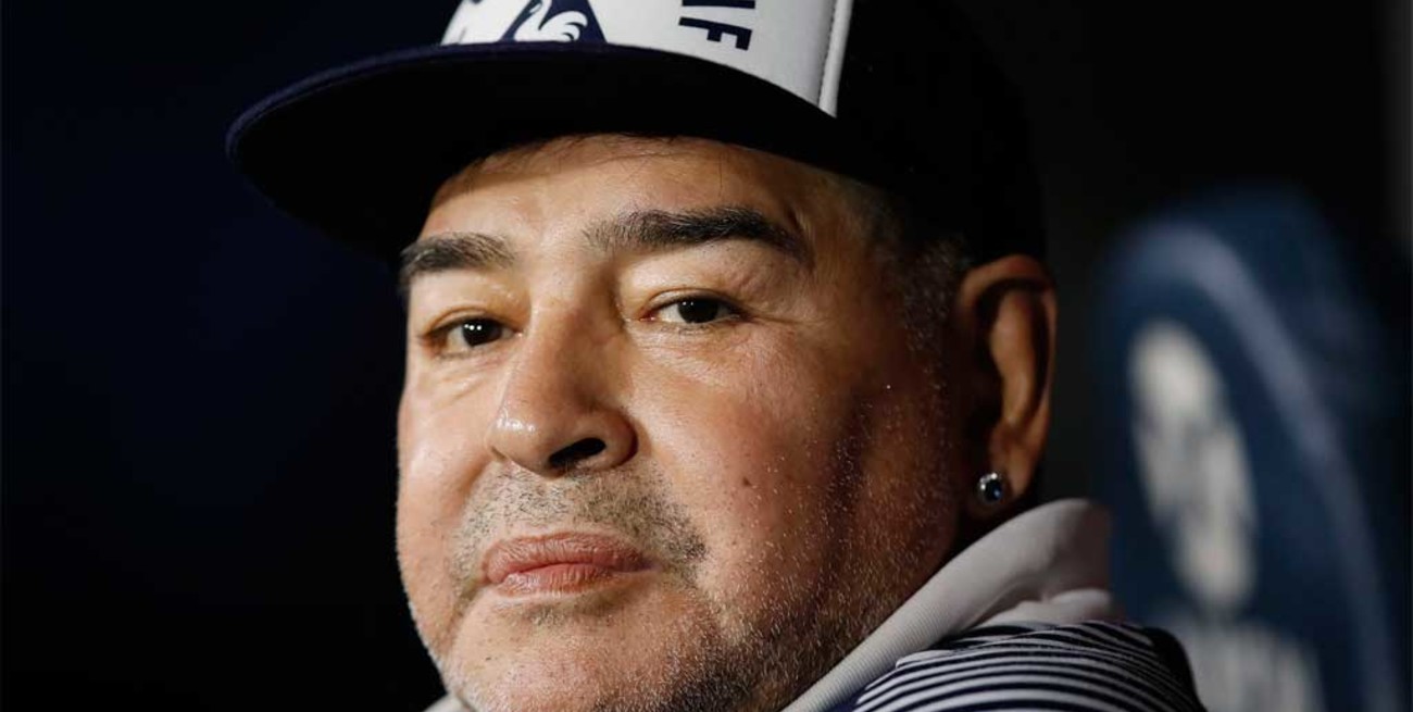 Denuncian que le ponían pastillas a la cerveza de Maradona para que "no joda de noche"