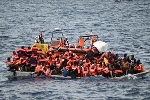 ELLITORAL_418896 |  Gentileza Inmigrantes a la deriva en el Mediterráneo son socorridos por la tripulación del Geo Barents, el buque de la organización Médicos Sin Fronteras.