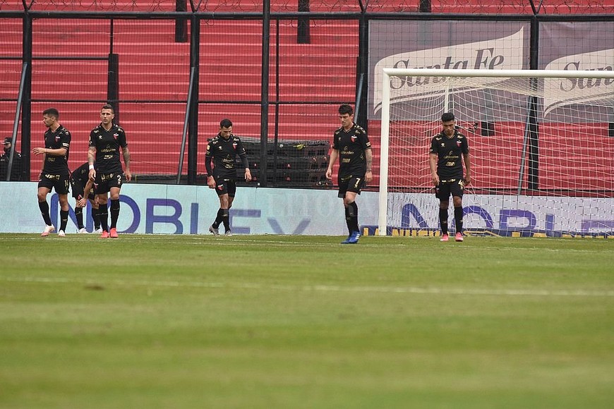 ELLITORAL_392571 |  Mauricio Garín Explicaciones se buscan. Los jugadores de Colón tratan de entender las razones por las cuales el equipo campeón cayó 4-1 de local.