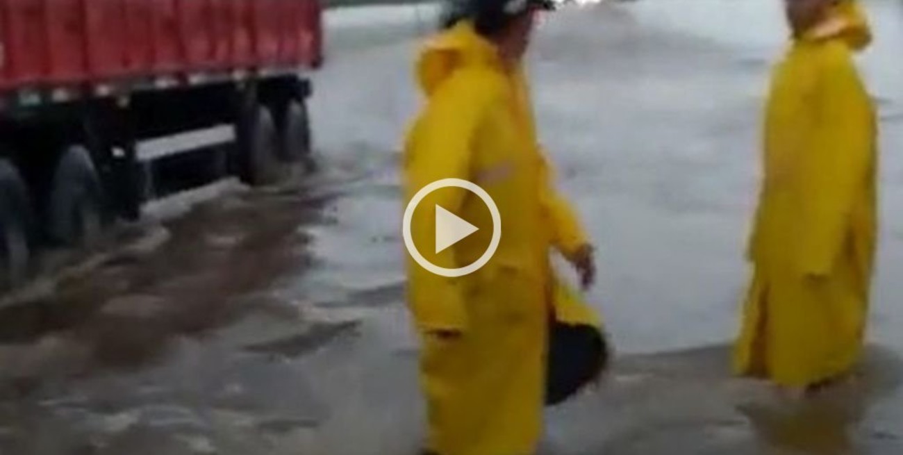Video: camioneros "con el agua hasta la rodilla" entre San Genero y Centeno