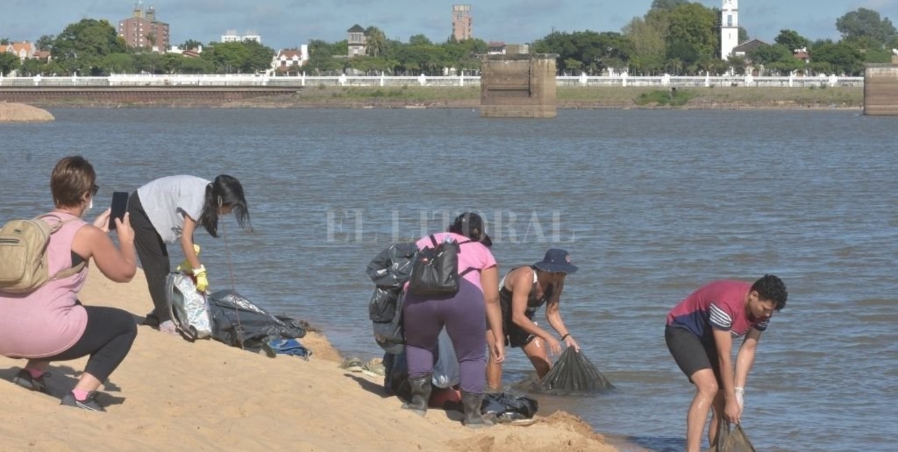 Voluntarios limpiaron las playas y la orilla de la Laguna Setúbal